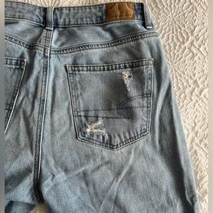 American Eagle Lightwash Ripped Mom Jeans Size 6